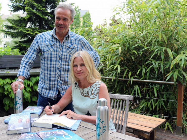 Hannes Jaenicke und Dr. Ina Knobloch signieren ihr Buch