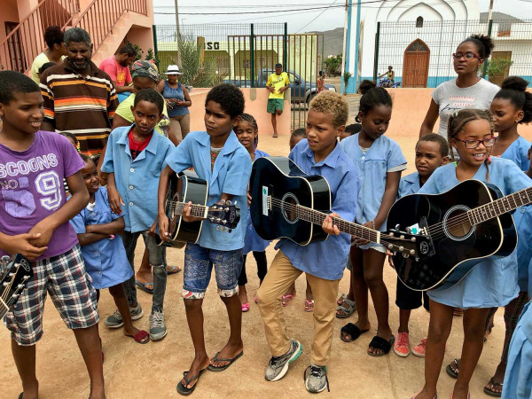 Gruppe von Schüler*innen mit Gitarren, Boa Vista