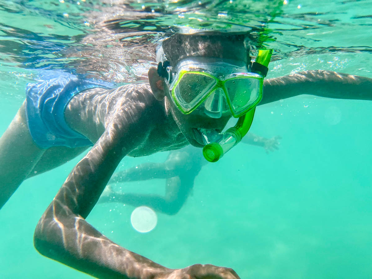 Unterwasseraufnahme eines Schnorchelschülers auf Boa Vista