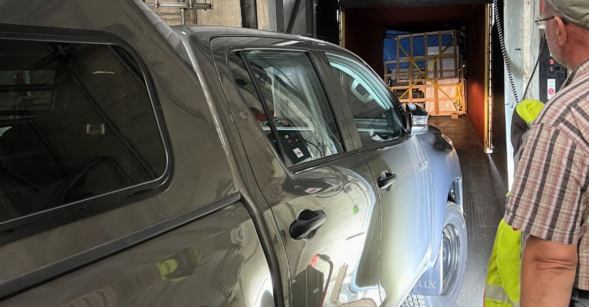 Neues Einsatzfahrzeug für das Hunde- und Drohnen-Team wird in Container verladen