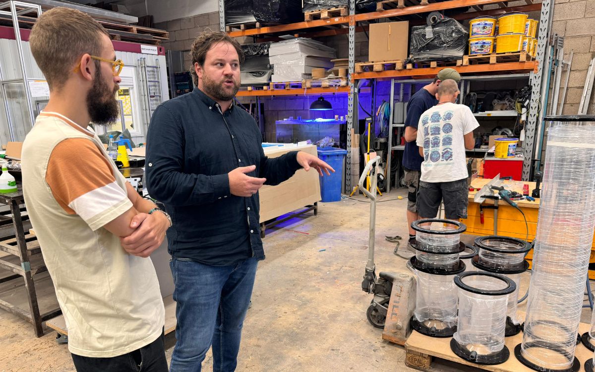 Harrison Watler (links) mit Florian Schuran von New Wave Aquarium Concepts, beim Besuch seiner Fachfirma für Aquarienbau