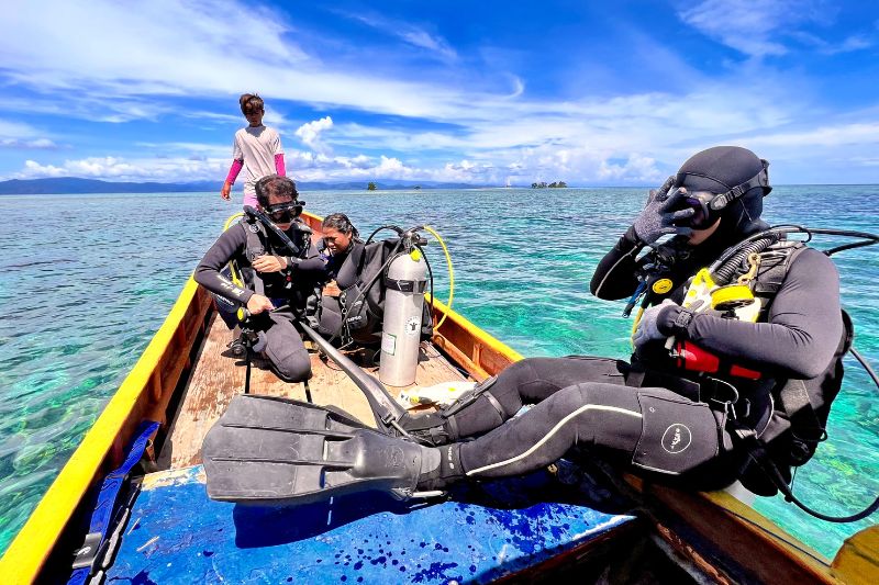 Taucher kurz vorm Tauchgang für das inwater-monitoring von Schildkröten