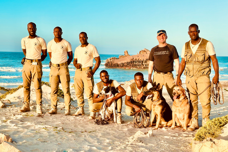 Das aktuelle Hunde- und Drohnenteam auf Boa Vista nebst Hundeführer (2.v.r.) und drei Artenschutzhunden