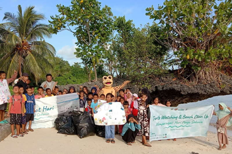 Schulkinder nach erfolgreicher Strandsäuberungsaktion in Berau, Indonesien