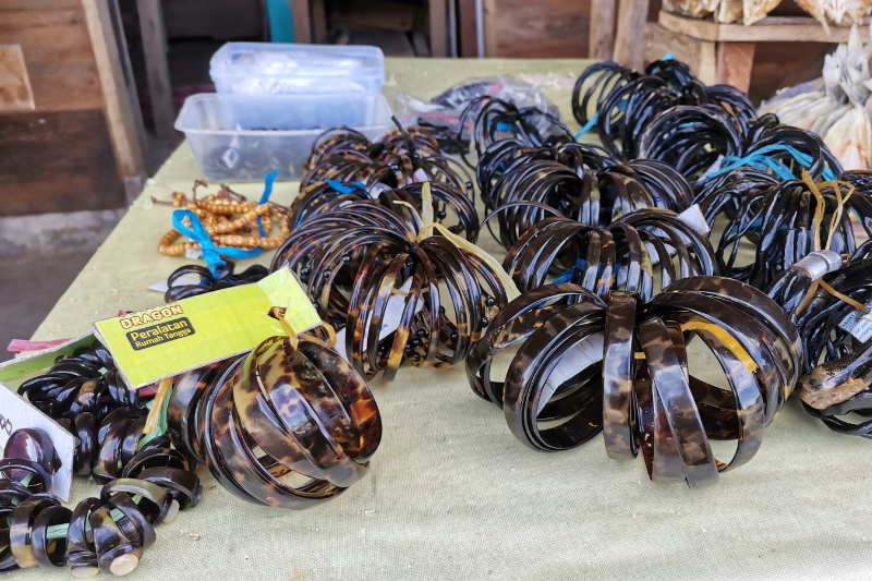 Bracelets made from turtle-shell on sale in Banggai